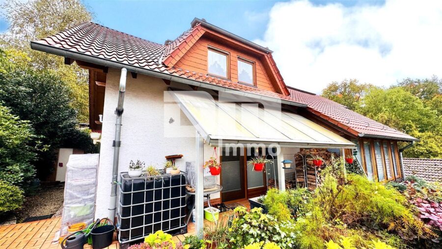 Einfamilienhaus mit Einliegerwohnung in Traumlage mit Terrasse, Naturgarten und Garage - Seitenansicht
